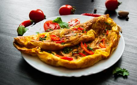Omlet ziołowo-pomidorowy