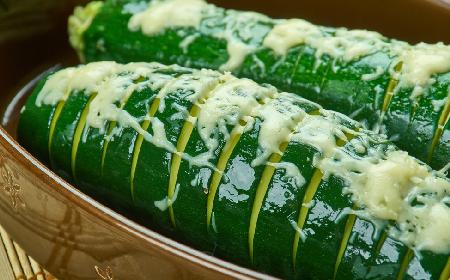 Cukinia zapiekana z ziołami i parmezanem