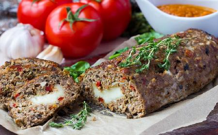Idealny klops nadziewany serem mozzarella: doskonały na ciepło, przepyszny na zimno