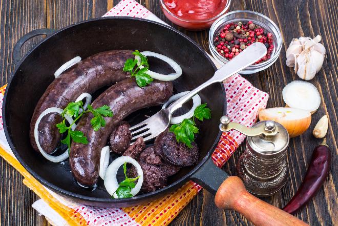 Kaszanka z grilla z jabłkiem i cebulką