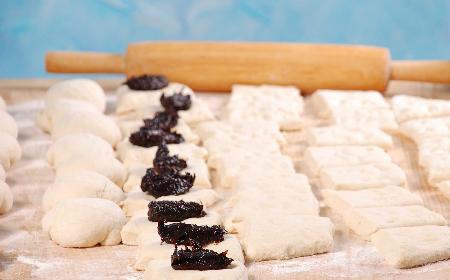 Razowe pierogi z suszonymi śliwkami: oryginalny pomysł na pierogi