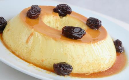 Pudding mleczno-śmietankowy z owocami czy gotowy budyń? Co wybrać?