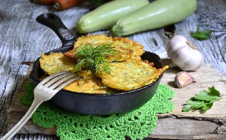 Pieczone placuszki z cukinii i sera feta