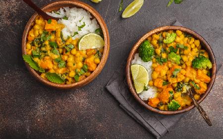 Pożywne curry ze słodkich ziemniaków z ciecierzycą i brokułami