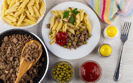 Doskonały makaron z mielonym mięsem i zielonym groszkiem: duża porcja
