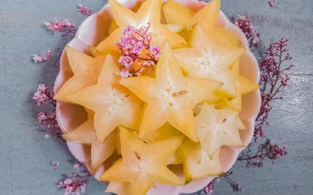 Tajski deser z karambolą - przepis na pyszny sos z mango i pomarańczy z karambolą i migdałami