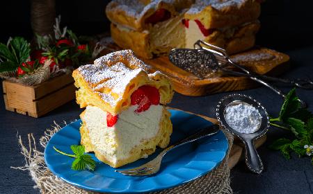 Karpatka z truskawkami - pyszna wersja popularnego deseru