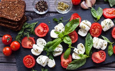 Sałatka caprese: przepis na karnawałową przekąskę w stylu włoskim