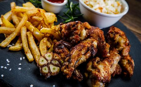 Panierowane skrzydełka kurczaka z piekarnika: przepis na pieczone skrzydełka