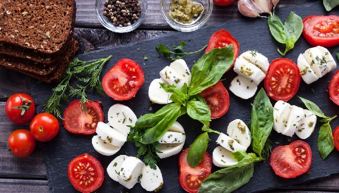 Sałatka caprese: przepis na karnawałową przekąskę w stylu włoskim