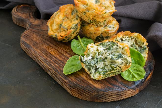 Wytrawne muffinki ze szpinakiem i serem feta: łatwy przepis