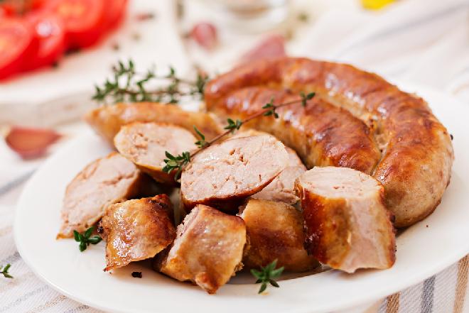Pieczona biała kiełbasa parzona - pyszne danie nie tylko na Wielkanoc