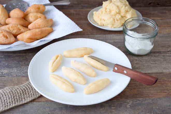 Szwajcarskie SCHENKELI: karnawałowe ciasteczka smażone w głębokim tłuszczu