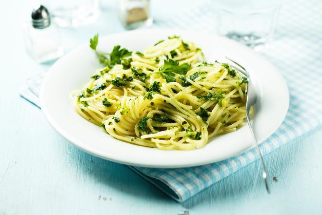 Makaron z pesto pietruszkowym: przepis na szybkie danie